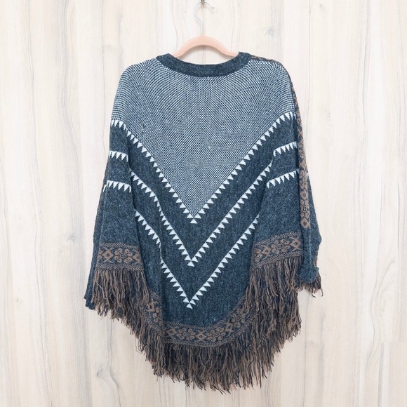 Dreamers Womens Aztec Poncho Sweater M/L Gray Southwestern Fringe Boho Cozy - Picture 5 of 8